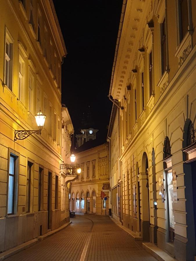 Domino Suite Eger Bagian luar foto