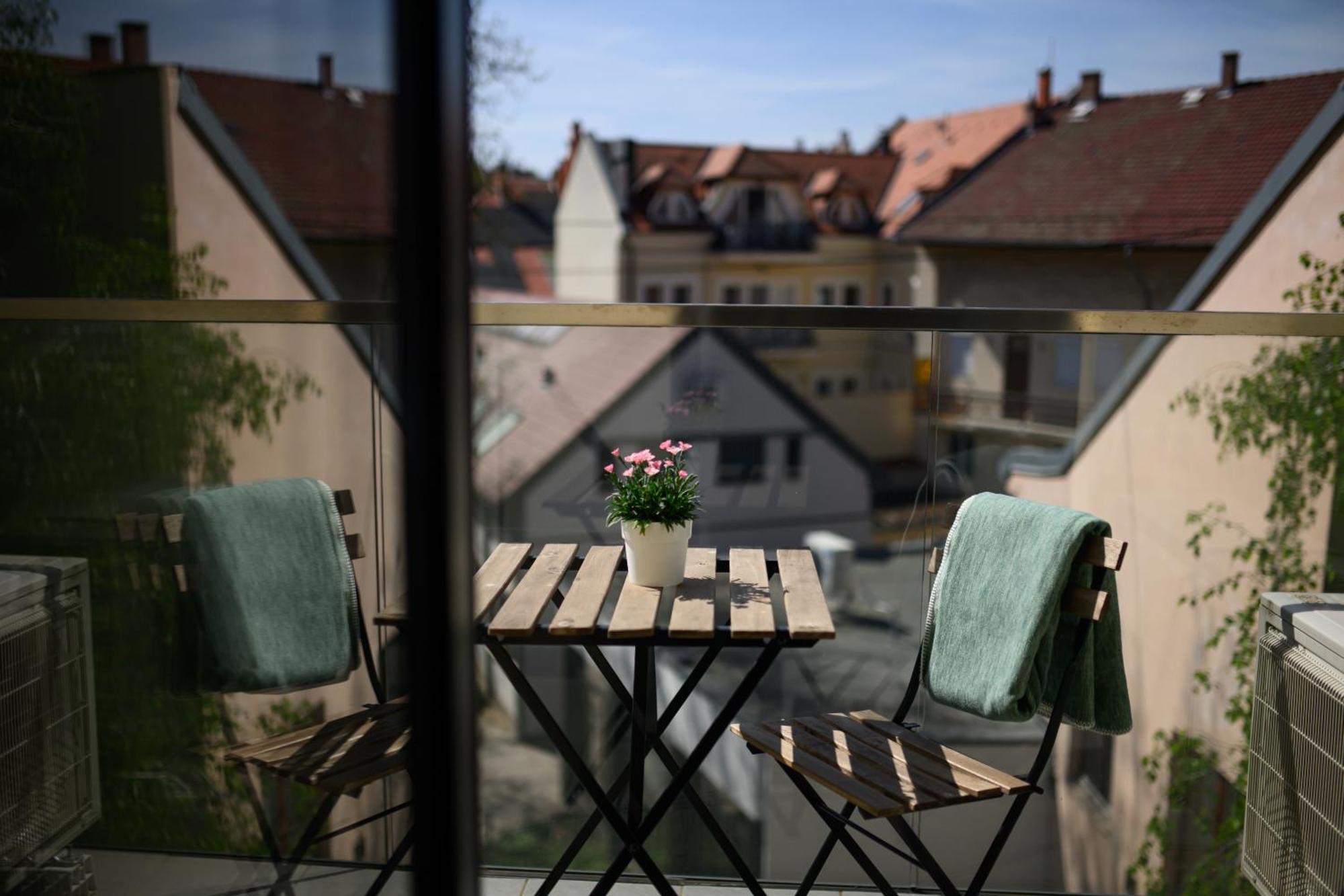 Domino Suite Eger Bagian luar foto
